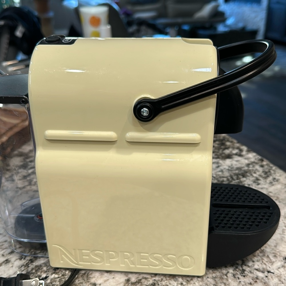 Nespresso Inissia Espresso Machine by De'Longhi,24 oz, pastel yellow